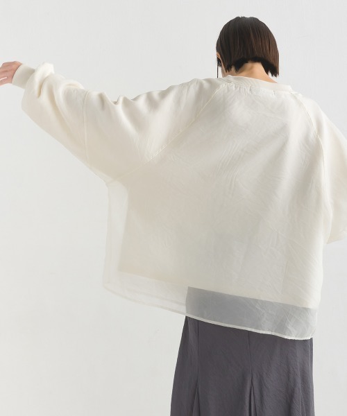 OMNES（オムネス）の「オーガンジーレイヤードダンボールニットボリューム袖ルオーバー（Tシャツ/カットソー・レディース・グレイッシュベージュ/ホワイト/ベージュ/ブラック/ブルー/グレー/オフホワイト・FREE）」の17枚目の写真