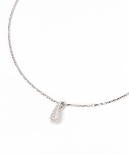 niko and...(ニコアンド)の「メタル変形雫トップネックレス(ネックレス・レディース・グレー/イエロー・0)」の2枚目の写真