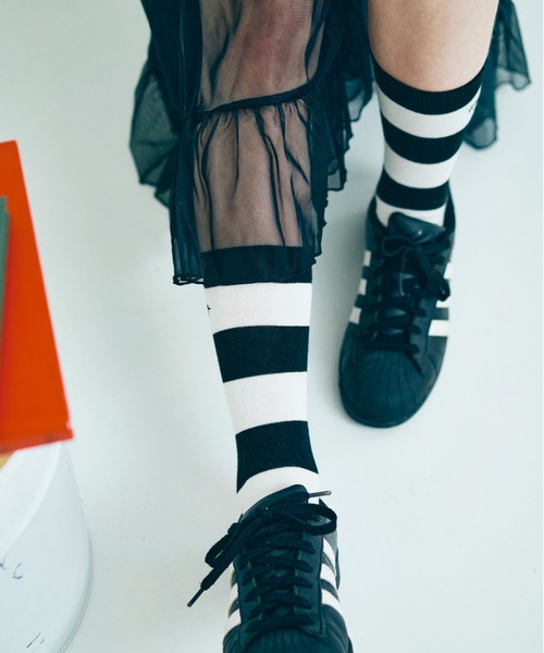 RNA（アールエヌエー）の「E4980 ボールドボーダーソックス（ソックス/靴下・レディース・ブラック×ホワイト/ライトイエロー/ベビーピンク/ネイビー・FREE）」の6枚目の写真