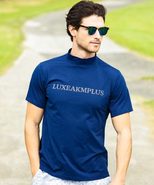 LUXEAKMPLUS（リュクスエイケイエムプラス）の「LUXEAKMPLUS(リュクスエイケイエムプラス)ゴルフ ラインストーンロゴ半袖モックネックTシャツ（Tシャツ/カットソー・メンズ・ブラック/ホワイト×ブルー/ネイビー/ホワイト・S/M/L/XL/XXL）」の4枚目の写真