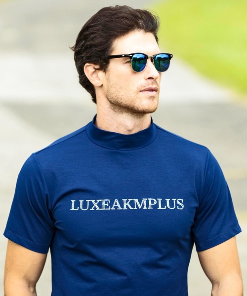 LUXEAKMPLUS（リュクスエイケイエムプラス）の「LUXEAKMPLUS(リュクスエイケイエムプラス)ゴルフ ラインストーンロゴ半袖モックネックTシャツ（Tシャツ/カットソー・メンズ・ブラック/ホワイト×ブルー/ネイビー/ホワイト・S/M/L/XL/XXL）」の5枚目の写真