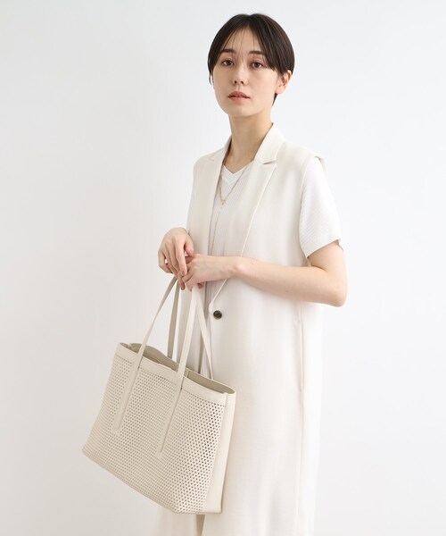 INDIVI（インディヴィ）の「◆【合皮／A4収納可能】レース風カットアウト軽量ミドルバッグ（トートバッグ・レディース・ブラック/オフホワイト・00）」の11枚目の写真