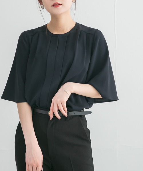 URBAN RESEARCH ROSSO WOMEN(アーバンリサーチ ロッソ)の「ウォッシャブルフレアスリーブタックブラウス(シャツ/ブラウス・レディース・オフホワイト/ネイビー/グリーン・FREE)」の1枚目の写真