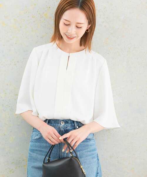 URBAN RESEARCH ROSSO WOMEN(アーバンリサーチ ロッソ)の「ウォッシャブルフレアスリーブタックブラウス(シャツ/ブラウス・レディース・オフホワイト/ネイビー/グリーン・FREE)」の2枚目の写真