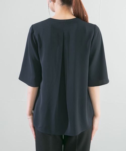 URBAN RESEARCH ROSSO WOMEN(アーバンリサーチ ロッソ)の「ウォッシャブルフレアスリーブタックブラウス(シャツ/ブラウス・レディース・オフホワイト/ネイビー/グリーン・FREE)」の4枚目の写真