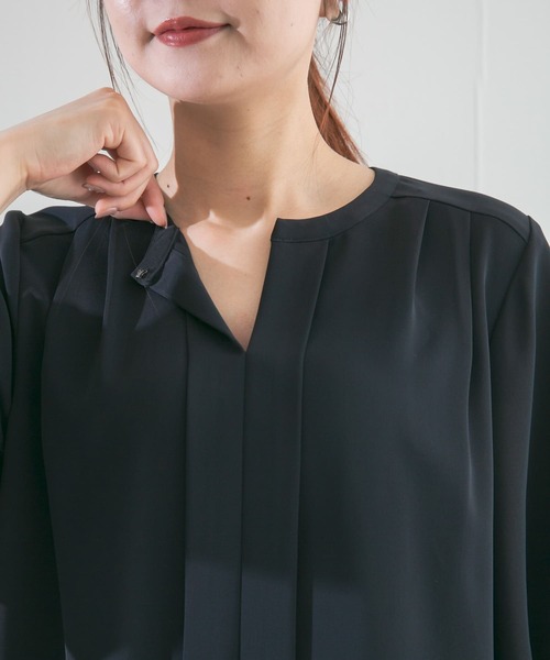 URBAN RESEARCH ROSSO WOMEN(アーバンリサーチ ロッソ)の「ウォッシャブルフレアスリーブタックブラウス(シャツ/ブラウス・レディース・オフホワイト/ネイビー/グリーン・FREE)」の6枚目の写真