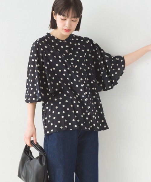 OMNES(オムネス)の「レーヨンフレア袖バンドカラーシャツ(シャツ/ブラウス・レディース・ブルー系その他/ホワイト系その他/ベージュ系その他/ブラック系その他/ブラウン系その他/ブルー/ブラック/ブルー系その他2/ネイビー系・FREE)」の3枚目の写真