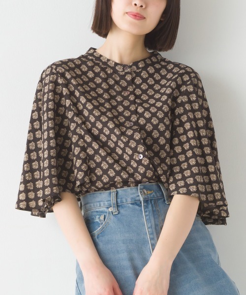 OMNES(オムネス)の「レーヨンフレア袖バンドカラーシャツ(シャツ/ブラウス・レディース・ブルー系その他/ホワイト系その他/ベージュ系その他/ブラック系その他/ブラウン系その他/ブルー/ブラック/ブルー系その他2/ネイビー系・FREE)」の4枚目の写真