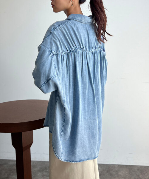 Chez toi(シェトワ)の「【軽くて柔らかい】【シーズンレス】BACKギャザーパウダー加工デニムシャツ(シャツ/ブラウス・レディース・インディゴブルー/サックスブルー/グレー/オフホワイト/チャコールグレー・FREE)」の5枚目の写真