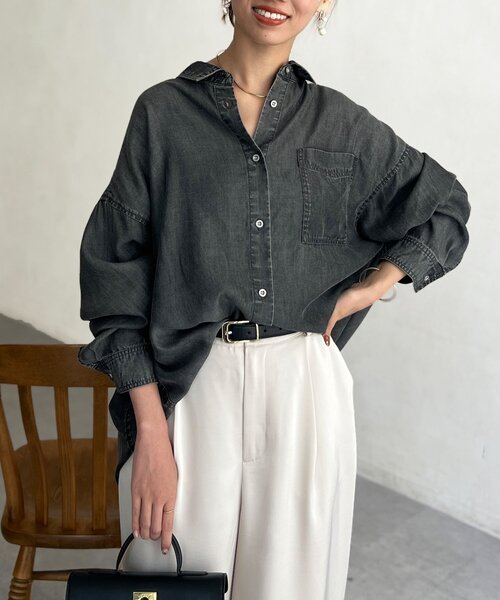 Chez toi(シェトワ)の「【軽くて柔らかい】【シーズンレス】BACKギャザーパウダー加工デニムシャツ(シャツ/ブラウス・レディース・インディゴブルー/サックスブルー/グレー/オフホワイト/チャコールグレー・FREE)」の3枚目の写真