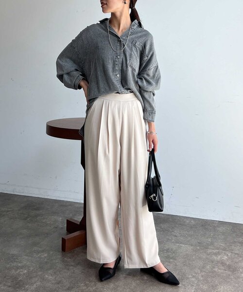 Chez toi(シェトワ)の「【軽くて柔らかい】【シーズンレス】BACKギャザーパウダー加工デニムシャツ(シャツ/ブラウス・レディース・インディゴブルー/サックスブルー/グレー/オフホワイト/チャコールグレー・FREE)」の17枚目の写真