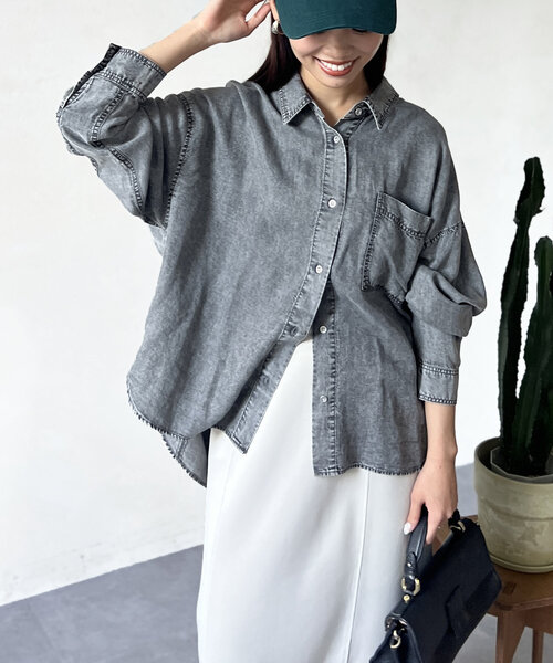 Chez toi(シェトワ)の「【軽くて柔らかい】【シーズンレス】BACKギャザーパウダー加工デニムシャツ(シャツ/ブラウス・レディース・インディゴブルー/サックスブルー/グレー/オフホワイト/チャコールグレー・FREE)」の18枚目の写真