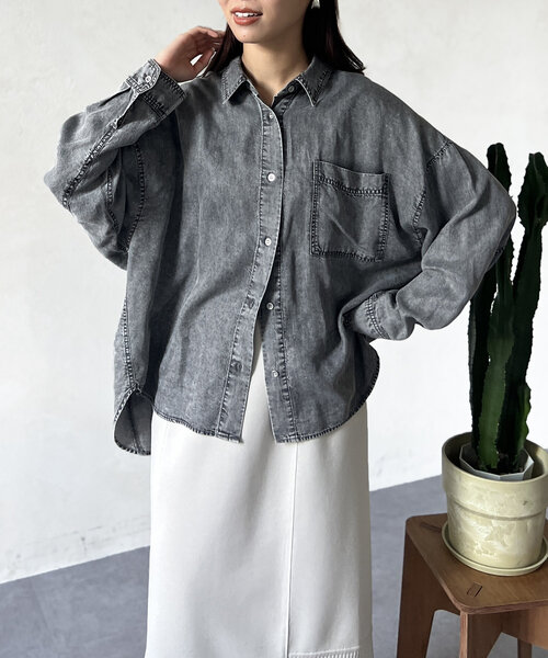 Chez toi(シェトワ)の「【軽くて柔らかい】【シーズンレス】BACKギャザーパウダー加工デニムシャツ(シャツ/ブラウス・レディース・インディゴブルー/サックスブルー/グレー/オフホワイト/チャコールグレー・FREE)」の19枚目の写真