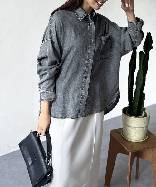 Chez toi(シェトワ)の「【軽くて柔らかい】【シーズンレス】BACKギャザーパウダー加工デニムシャツ(シャツ/ブラウス・レディース・インディゴブルー/サックスブルー/グレー/オフホワイト/チャコールグレー・FREE)」の20枚目の写真