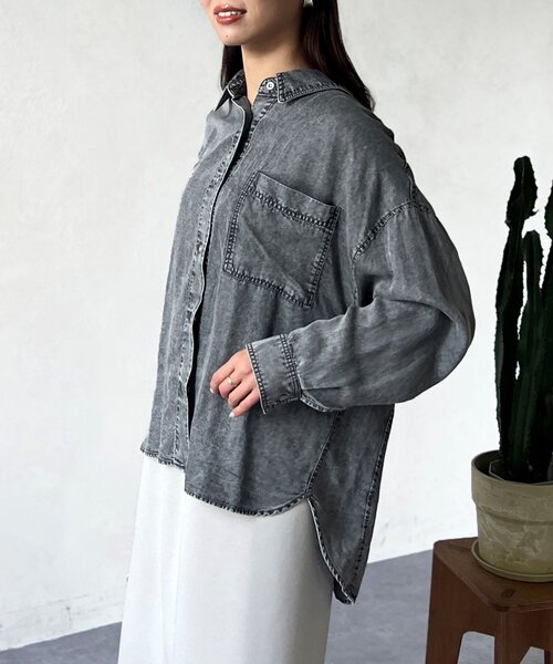 Chez toi(シェトワ)の「【軽くて柔らかい】【シーズンレス】BACKギャザーパウダー加工デニムシャツ(シャツ/ブラウス・レディース・インディゴブルー/サックスブルー/グレー/オフホワイト/チャコールグレー・FREE)」の22枚目の写真