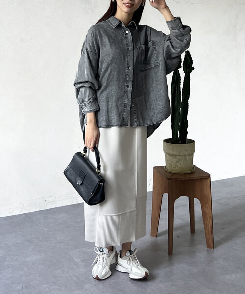 Chez toi（シェトワ）の「【軽くて柔らかい】【シーズンレス】BACKギャザーパウダー加工デニムシャツ（シャツ/ブラウス・レディース・インディゴブルー/サックスブルー/グレー/オフホワイト/チャコールグレー・FREE）」の15枚目の写真