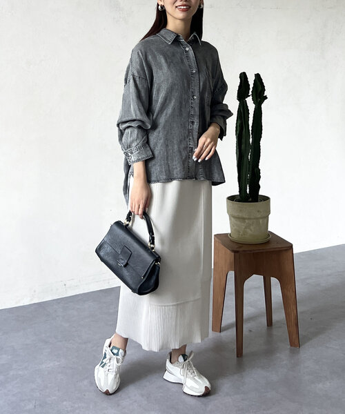 Chez toi（シェトワ）の「【軽くて柔らかい】【シーズンレス】BACKギャザーパウダー加工デニムシャツ（シャツ/ブラウス・レディース・インディゴブルー/サックスブルー/グレー/オフホワイト/チャコールグレー・FREE）」の16枚目の写真