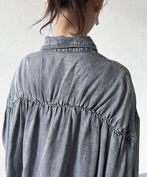 Chez toi（シェトワ）の「【軽くて柔らかい】【シーズンレス】BACKギャザーパウダー加工デニムシャツ（シャツ/ブラウス・レディース・インディゴブルー/サックスブルー/グレー/オフホワイト/チャコールグレー・FREE）」の22枚目の写真