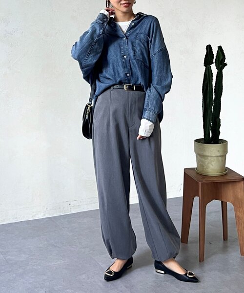 Chez toi(シェトワ)の「【軽くて柔らかい】【シーズンレス】BACKギャザーパウダー加工デニムシャツ(シャツ/ブラウス・レディース・インディゴブルー/サックスブルー/グレー/オフホワイト/チャコールグレー・FREE)」の17枚目の写真