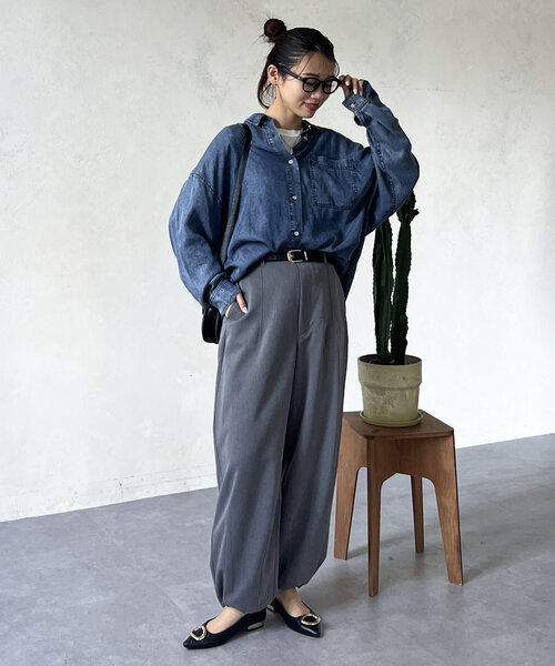 Chez toi(シェトワ)の「【軽くて柔らかい】【シーズンレス】BACKギャザーパウダー加工デニムシャツ(シャツ/ブラウス・レディース・インディゴブルー/サックスブルー/グレー/オフホワイト/チャコールグレー・FREE)」の18枚目の写真