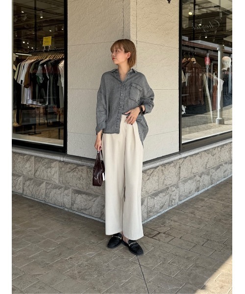 Chez toi(シェトワ)の「【軽くて柔らかい】【シーズンレス】BACKギャザーパウダー加工デニムシャツ(シャツ/ブラウス・レディース・インディゴブルー/サックスブルー/グレー/オフホワイト/チャコールグレー・FREE)」の8枚目の写真