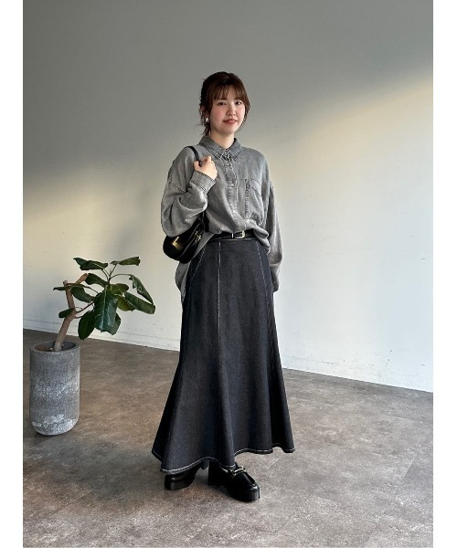 Chez toi(シェトワ)の「【軽くて柔らかい】【シーズンレス】BACKギャザーパウダー加工デニムシャツ(シャツ/ブラウス・レディース・インディゴブルー/サックスブルー/グレー/オフホワイト/チャコールグレー・FREE)」の9枚目の写真