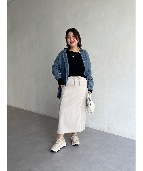 Chez toi(シェトワ)の「【軽くて柔らかい】【シーズンレス】BACKギャザーパウダー加工デニムシャツ(シャツ/ブラウス・レディース・インディゴブルー/サックスブルー/グレー/オフホワイト/チャコールグレー・FREE)」の12枚目の写真