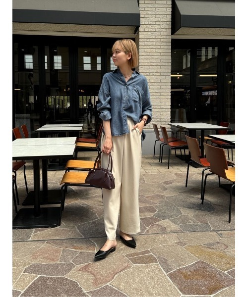 Chez toi(シェトワ)の「【軽くて柔らかい】【シーズンレス】BACKギャザーパウダー加工デニムシャツ(シャツ/ブラウス・レディース・インディゴブルー/サックスブルー/グレー/オフホワイト/チャコールグレー・FREE)」の11枚目の写真