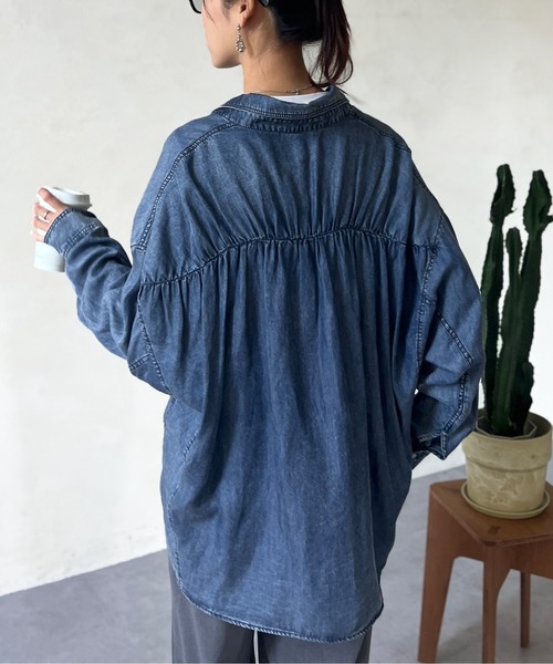 Chez toi(シェトワ)の「【軽くて柔らかい】【シーズンレス】BACKギャザーパウダー加工デニムシャツ(シャツ/ブラウス・レディース・インディゴブルー/サックスブルー/グレー/オフホワイト/チャコールグレー・FREE)」の15枚目の写真