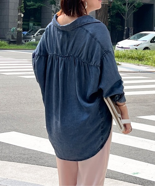 Chez toi(シェトワ)の「【軽くて柔らかい】【シーズンレス】BACKギャザーパウダー加工デニムシャツ(シャツ/ブラウス・レディース・インディゴブルー/サックスブルー/グレー/オフホワイト/チャコールグレー・FREE)」の16枚目の写真