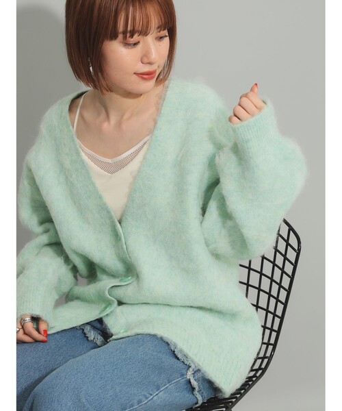 Ray BEAMS（レイビームス）の「ソフト シャギー Vネック カーディガン（カーディガン/ボレロ・レディース・ピンク/ライトグレー/グリーン系その他2・ONE SIZE）」の2枚目の写真