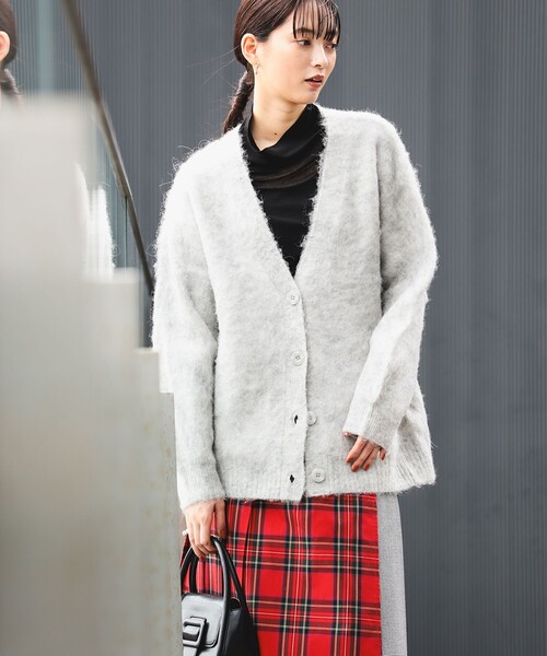 Ray BEAMS（レイビームス）の「ソフト シャギー Vネック カーディガン（カーディガン/ボレロ・レディース・ピンク/ライトグレー/グリーン系その他2・ONE SIZE）」の6枚目の写真