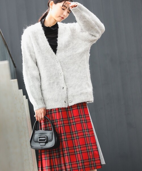 Ray BEAMS（レイビームス）の「ソフト シャギー Vネック カーディガン（カーディガン/ボレロ・レディース・ピンク/ライトグレー/グリーン系その他2・ONE SIZE）」の8枚目の写真