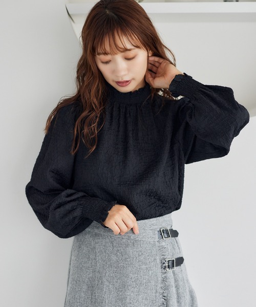 mysty woman(ミスティウーマン)の「ハイネックシャーリングブラウス 152029(シャツ/ブラウス・レディース・ブラック/アイボリー・FREE)」の1枚目の写真