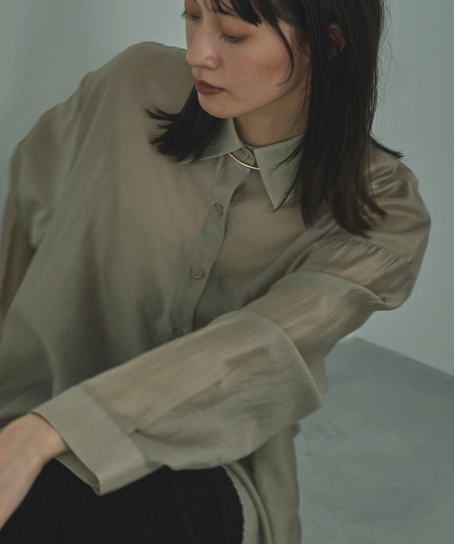 marjour（マージュール）の「SHEER SHIRTS（シャツ/ブラウス・レディース・オフホワイト/カーキ・M）」の2枚目の写真