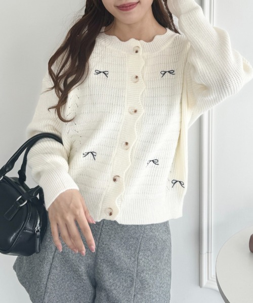 Loueme(ルエム)の「リボン刺繍スカラップカーディガン(カーディガン/ボレロ・レディース・レッド/アイボリー/ブラック・FREE)」の4枚目の写真