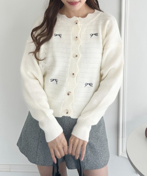 Loueme(ルエム)の「リボン刺繍スカラップカーディガン(カーディガン/ボレロ・レディース・レッド/アイボリー/ブラック・FREE)」の5枚目の写真