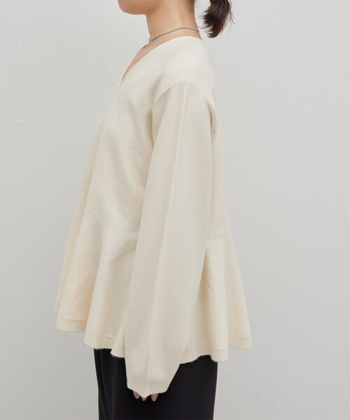 ガリャルダガランテ　ヘプラムニットプルオーバー GALLARDAGALANTE（ガリャルダガランテ）の「ペプラムプルオーバー