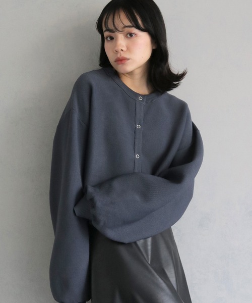 cheriella（シェリエラ）の「【cheriella】前後２WAYショート丈ニットカーディガン 2-WAY SHORT KNIT CARDIGAN（カーディガン/ボレロ・レディース・ピンク/ライトグレー/ブルー系その他/ブラック/アイボリー/ブルー/チャコールグレー・M）」の3枚目の写真