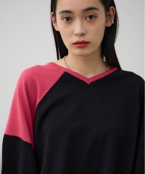 AZUL by moussy（アズールバイマウジー）の「ショルダーバイカラーニット（ニット/セーター・レディース・ブルー系その他/ピンク/ピンク系その他/アイボリー・FREE）」の4枚目の写真