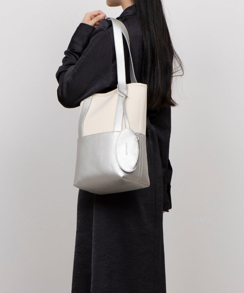 cache cache(カシュ カシュ)の「カシュカシュ cachecache / サニーデイキャンバスバケツトート(トートバッグ・レディース・シルバー/ベージュ系その他/ブラック・FREE)」の17枚目の写真