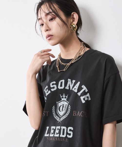 CHIC STYLE(シックスタイル)の「綿100%ピグメント染ロゴプリントTシャツ<大きいサイズ有>シックスタイル(Tシャツ/カットソー・レディース・オフホワイト/ブラック・M/L/LL/3L/4L/5L)」の2枚目の写真