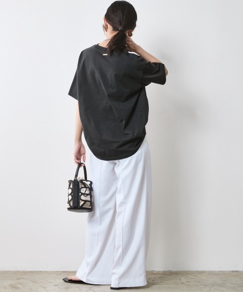 CHIC STYLE(シックスタイル)の「綿100%ピグメント染ロゴプリントTシャツ<大きいサイズ有>シックスタイル(Tシャツ/カットソー・レディース・オフホワイト/ブラック・M/L/LL/3L/4L/5L)」の3枚目の写真