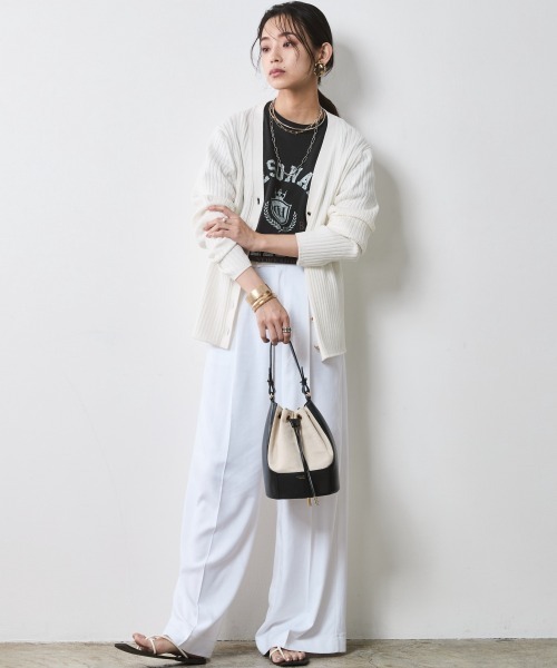 CHIC STYLE(シックスタイル)の「綿100%ピグメント染ロゴプリントTシャツ<大きいサイズ有>シックスタイル(Tシャツ/カットソー・レディース・オフホワイト/ブラック・M/L/LL/3L/4L/5L)」の8枚目の写真