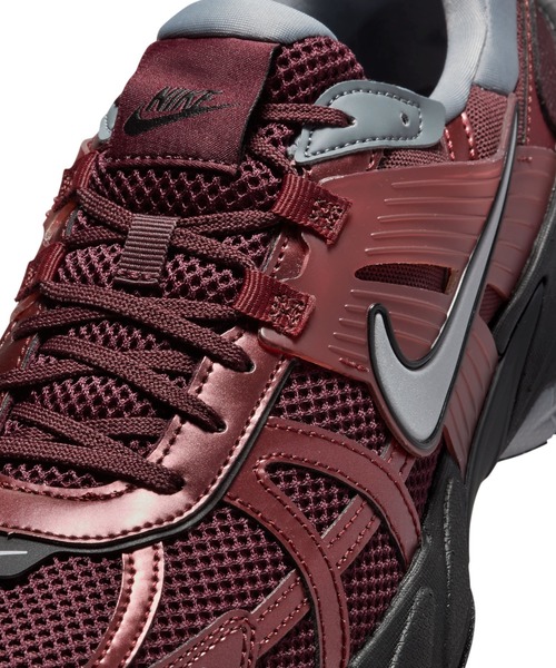 NIKE（ナイキ）の「NIKE V2K RUN HJ4497-600（スニーカー・メンズ・バーガンディー・27cm/27.5cm/26.5cm/28cm）」の8枚目の写真