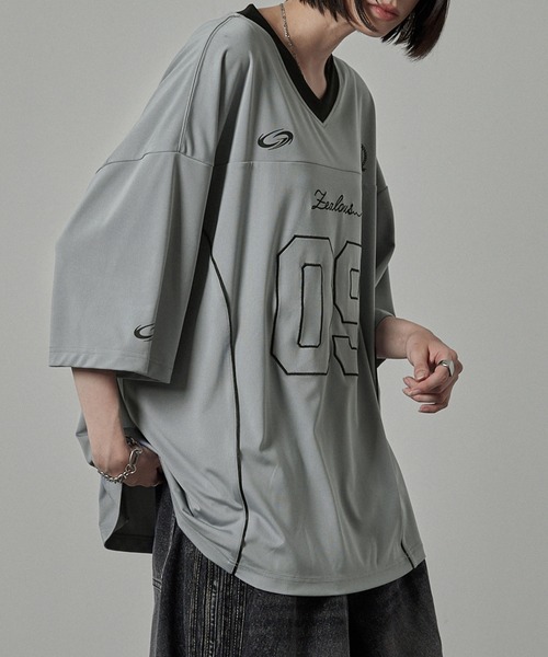 Alfred Alex(アルフレッドアレックス)の「【Alfred Alex】ゲームデザイン ナンバリング ビッグホッケーTシャツ(Tシャツ/カットソー・メンズ・ブラック/ホワイト/ワインレッド/ネイビー/グレー・M/L)」の3枚目の写真