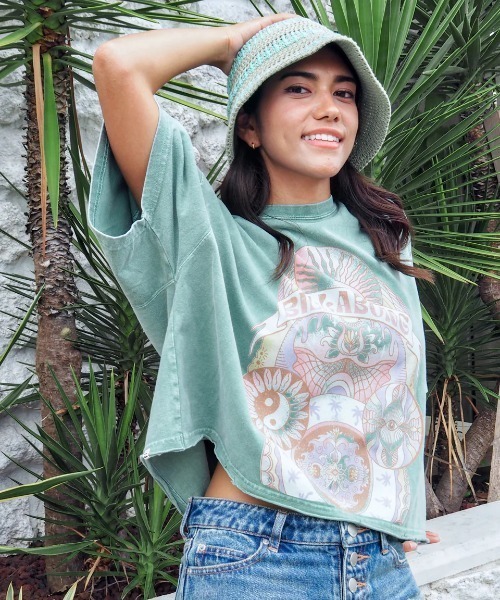 BILLABONG(ビラボン)の「BILLABONG レディース GRAPHIC WIDE LOOSE CROPPED TEE Tシャツ 【2025年春夏モデル】/ビラボングラフィッククロップド半袖Tシャツ(Tシャツ/カットソー・レディース・アイボリー/グリーン系その他/オフホワイト・MEDIUM)」の3枚目の写真