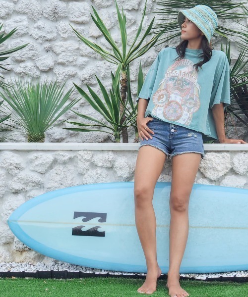 BILLABONG(ビラボン)の「BILLABONG レディース GRAPHIC WIDE LOOSE CROPPED TEE Tシャツ 【2025年春夏モデル】/ビラボングラフィッククロップド半袖Tシャツ(Tシャツ/カットソー・レディース・アイボリー/グリーン系その他/オフホワイト・MEDIUM)」の15枚目の写真