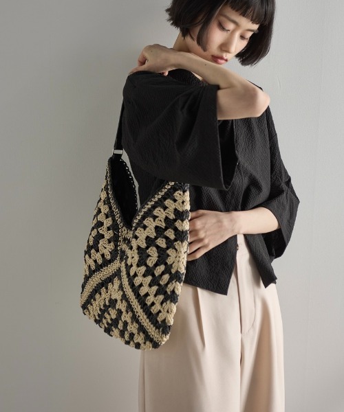 THE YOn(ザヨン)の「トライアングルエスニックペーパートート(ショルダーバッグ・レディース・ブラック/ベージュ・FREE)」の4枚目の写真