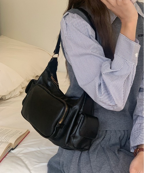 gossip!ロサンゼルス(ゴシップロサンゼルス)の「Y2K マルチポケットブラックエコレザーバッグ/2way/ペットボトル収納◎(ショルダーバッグ・レディース・ブラウン/ブラック・FREE)」の2枚目の写真